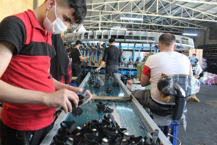 <p>Buradaki üretim yerlerimiz kötü durumda yerin darlığından dolayı ilkel şartlarda çalışıyoruz. Teknolojik şartlarımızı yükseltirsek ihracatı en az iki katına çıkaracağız. Türkiye’nin en çok terlik ve ayakkabı üretimi Gaziantep’in Nizip Caddesi’nde yapılıyor” ifadelerini kullandı.</p>