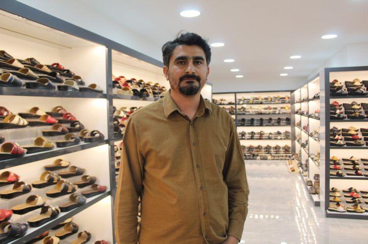<p>Biz Çin’den ucuza ürün sattığımız için onların işini kırıyoruz. Bizim sattığımız ürünler Çin’e göre daha ucuzdur. Biz konum anlamında Çin’e göre çok daha avantajlıyız. Kargo ve ulaşım yönünden avantajlı olduğumuz için biz tercih ediliyoruz. Mesela Ortadoğu’daki birisi Çin’den ürün alırsa o ürünün gelmesi 45 gün sürüyor ama biz bir haftada gönderiyoruz” diye konuştu.</p>