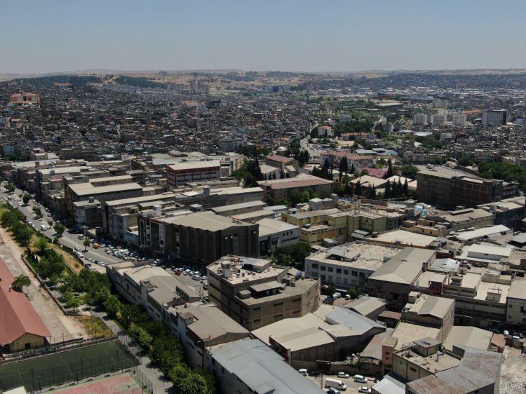 <p>“TERLİK SEKTÖRÜNDE GAZİANTEP BİR NUMARADIR”</p>
<p>Caddede faaliyet gösteren bir terlik ve ayakkabı firmasının sahibi olan Ömer Çapar da yılda ortalama 5 milyon çift üretim yaptıklarını söyledi. Sektörün sahip olduğu potansiyelin her geçen gün arttığını aktaran Çapar, “Biz Afrika, Doğu Avrupa ile Türki Cumhuriyetlere ihracat yapıyoruz. </p>