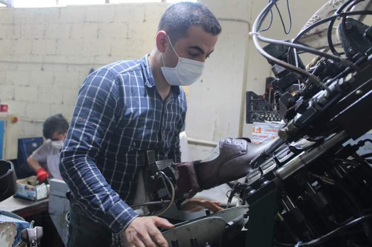 <p>Bu sektör bu caddeden çıkıp bu cadde de büyümüş ama hali hazırda burası bize yetmiyor. Alan, üretim maliyetleri ve iş güvenliği açısından caddedeki binalar bize yetmiyor. Yaptığımız işin potansiyeli de buraya sığmıyor. Üretim yaptığımız binanın her metrekaresini kullanıyoruz. </p>