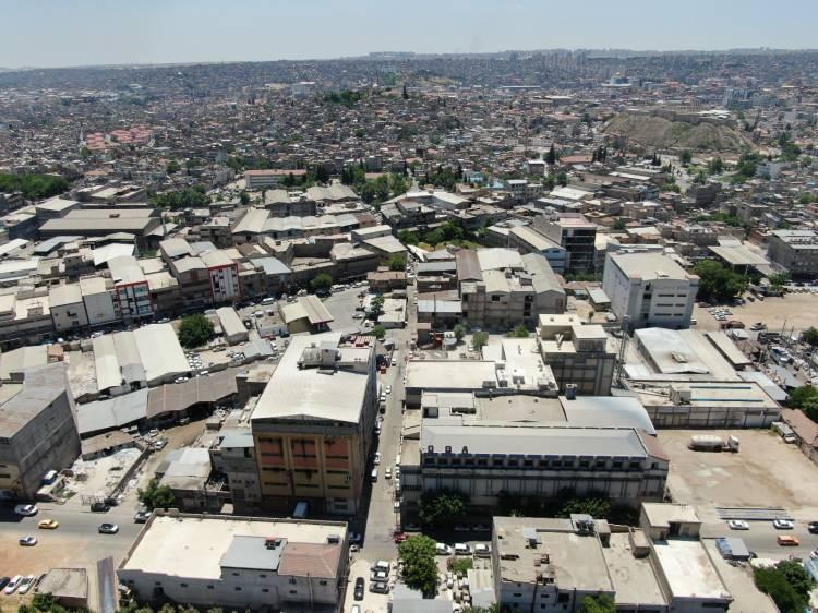 <p>Hiç atıl bir yer yok. Terlik sektöründe Gaziantep bir numaradır. Pazar anlamında İstanbul daha önemli ama üretim anlamında Gaziantep önde geliyor” dedi.</p>