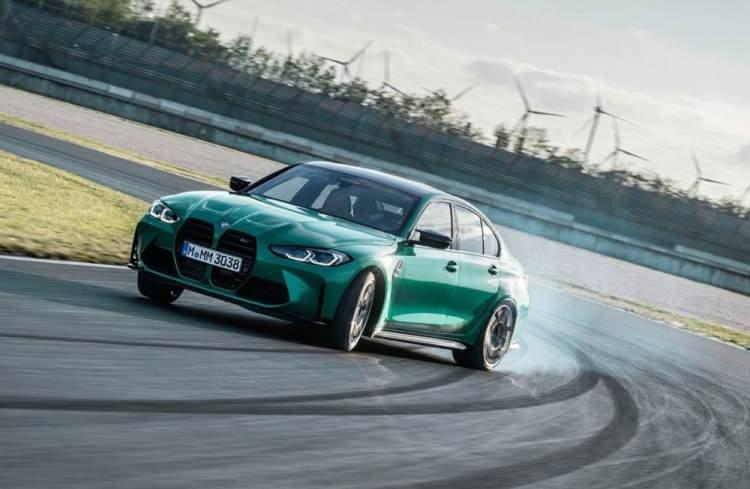 <p>Aracın kalbinde ise M TwinPower Turbo teknolojisine sahip yüksek devirli altı silindirli sıralı motor yer alıyor.</p>

<p>Yeni BMW M3 Competition Sedan 0'dan 100 km/s hıza 3,9 saniyede ve 0'dan 200 km/s hıza ise yalnızca 12,5 saniyede ulaşıyor.</p>
