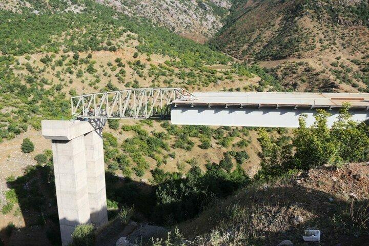 <p>Yapıldıkça ayaklara doğru itilen köprüyol bittikten sonra bölgede büyük sorunlardan biri olan heyelan riskine rağmen trafik akışını sürdürecek.</p>
