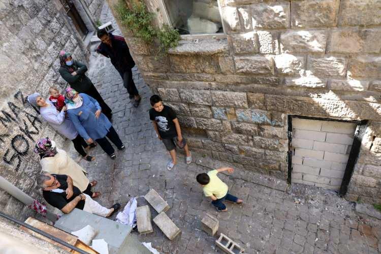 <p>Evlerini korumak için böyle bir yola başvurduklarını belirten Cafer, "Bey Mahallesi'nde bulunan sahiplerinin kullanmadığı boş durumdaki evler bir yıldır hırsızların hedefi olmuş durumda. </p>
