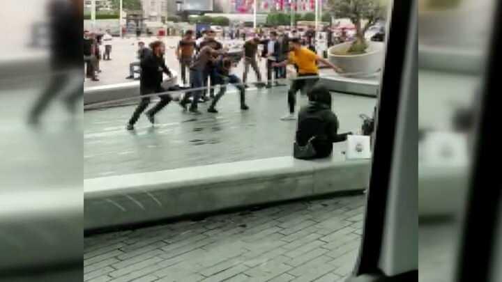 <p>Taksim Meydanı'nda kemerlerin çıkarılıp tekme ve yumrukların havada uçuştuğu kavgayı sivil polisler ayırdı. Özel Harekat polisinin de devreye girmesiyle kavgaya karışan 2 turist ve onlara saldıran 4 kişi gözaltına alındı.</p>

<p> </p>
