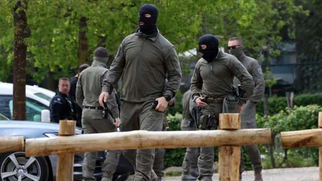 <p><strong>Tartışmalar başladı</strong></p>

<p>Jürgen Conings'in ağır silahlarla firar etmesinin ardından yeni bir tartışma konusu gündeme geldi. Aşı sağcı ve İslam karşıtlığıyla bilinen askerlerin Belçika ordusunda hala nasıl görev yapabildikleri sorusu tartışılıyor.</p>

<p>Firardan sonra Conings'in aşırı sağ görüşleri nedeniyle Belçika'nın terör tehditlerini değerlendiren Tehdit Analizi Koordinasyon Kurumu tarafından "olası terör tehdidi" olarak gösterildiği ortaya çıktı.</p>
