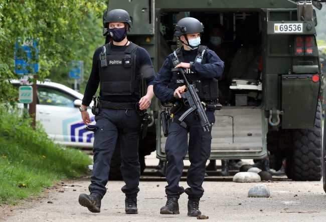 <p><strong>Hollanda ve Almanya da alarmda</strong></p>
<p>Firari askerin sınırı geçme ihtimaline karşı Hollanda ve Almanya'da asker ve polisler hazır tutuluyor. İki ülke de tehlikeli olduğu belirtilen askerin yol açabileceği tehditlerden endişeli.</p>
<p>Yaklaşık 500 asker ve polisin yürüttüğü operasyonda Belçika makamları, Alman ve Hollandalı yetkililerle temas halinde.</p>