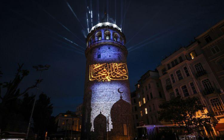 <p>İstanbul'un fethinin 568. yıl dönümü, kentin simge mekanlarında gerçekleştirilen özel görsel etkinliklerle kutlandı.</p>
