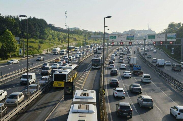 <p>Haftanın ilk iş günü olması nedeniyle mesaiye başlayacak olan İstanbullular evlerinden yollara çıkarak trafik hareketliliği oluşturdular.</p>
