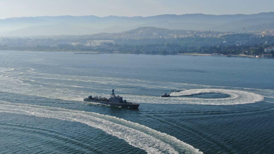 <p>Deniz Kuvvetleri Komutanlığı tarafından 25 bin personelin katılımıyla Ege ve Akdeniz’de düzenlenen DENİZKURDU-2021 Tatbikatı, savaş gemilerinin sabah saatlerinde limanlardan ayrılması ile birlikte başladı. </p>
