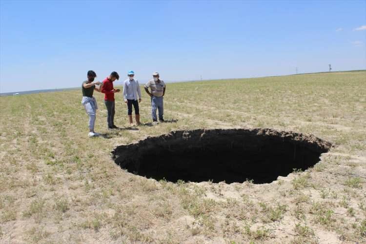 <p>Konya'nın Karapınar ilçesinde 3 metre çapında, 65 metre derinliğinde yeni obruk meydana geldi.</p>
