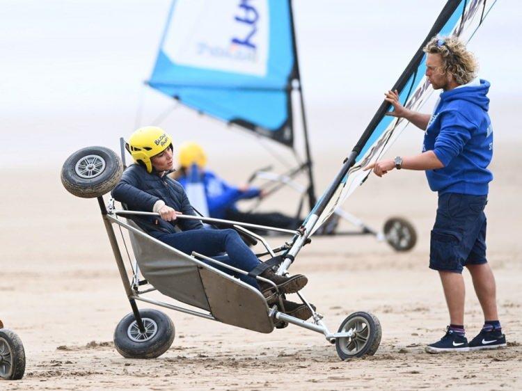 <p>Şiddetli r&uuml;zgara da bir ka&ccedil; kes zorlanan Kate yine de pes etmedi.&nbsp;</p>
