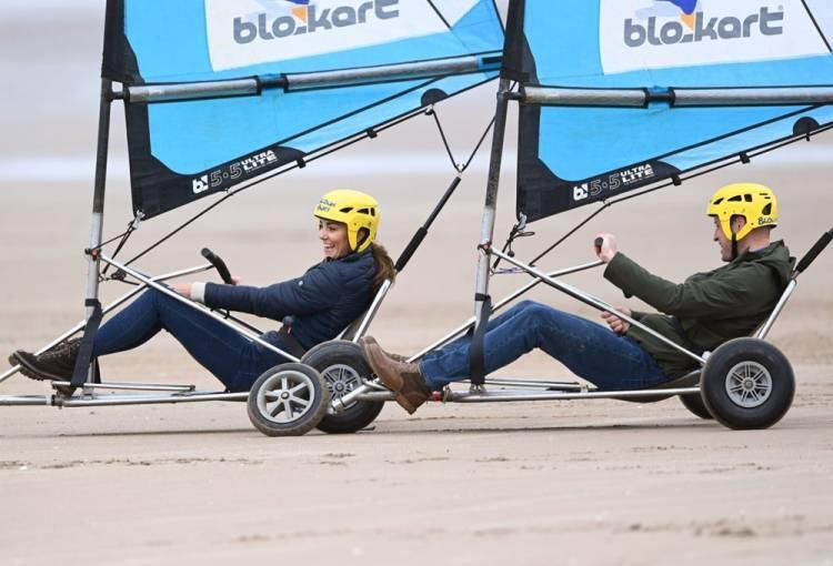 <p>İlk kez tanıştıkları yerde bu etkinliği yapan &ccedil;ift ayrıca&nbsp;St. Andrews &Uuml;niversitesi'ne de giderek anılarını tazeledi.&nbsp;</p>
