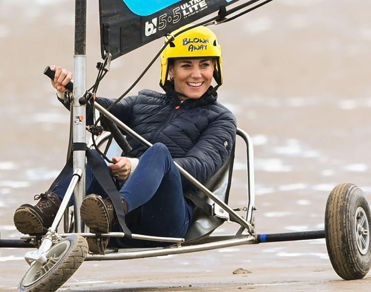 <p>2005 yılında &uuml;niversiteden mezun olan ikili 2010 yılında da arkadaşlıktan aşka d&ouml;n&uuml;şen beraberliklerini resmileştirerek nişanlandı.</p>
