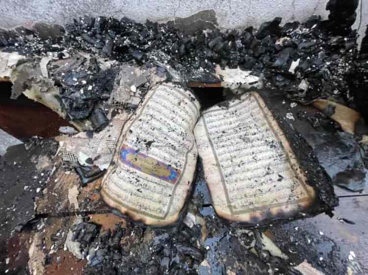 <p>Kocaeli’nin Gebze ilçesinde müstakil ev çıkan yangında kullanılamaz hale gelirken Kur'an-ı Kerim'in sayfaları yanmadı.</p>

