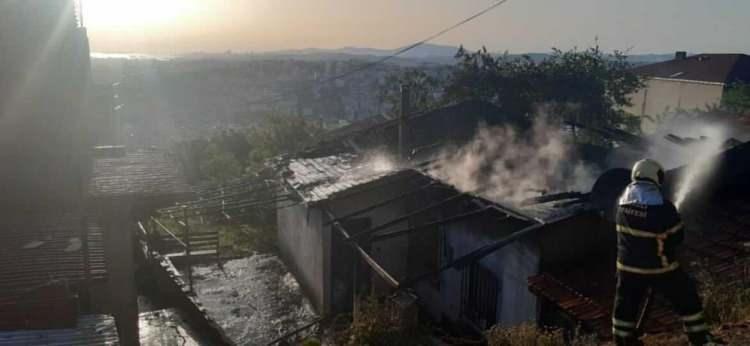 <p>Alevleri gören vatandaşlar, durumu 112 Acil Yardım ekiplerine bildirdi. İhbar üzerine adrese çok sayıda itfaiye ve polis ekibi sevk edildi. Ekiplerin çalışmalarının ardından yangın kısa sürede söndürüldü.</p>