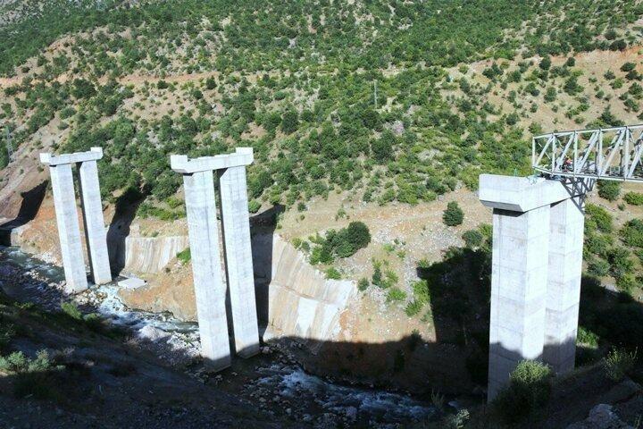 <p>Yaklaşık bir kilometre uzunluğundaki köprünün parçaları Ankara ve Bitlis’te oluşturulan fabrikalarda çalışan 350 kişi tarafından yapılıyor.</p>
