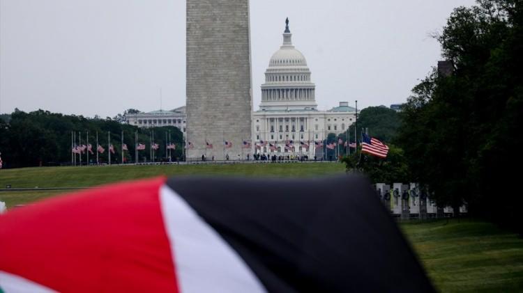 <p>Washington`ın sembollerinden Lincoln Anıtı önünde toplanan binlerce kişi ellerinde Filistin`e desteklerini ifade ettikleri pankartlar ve Filistin bayrakları taşıdı.</p>
