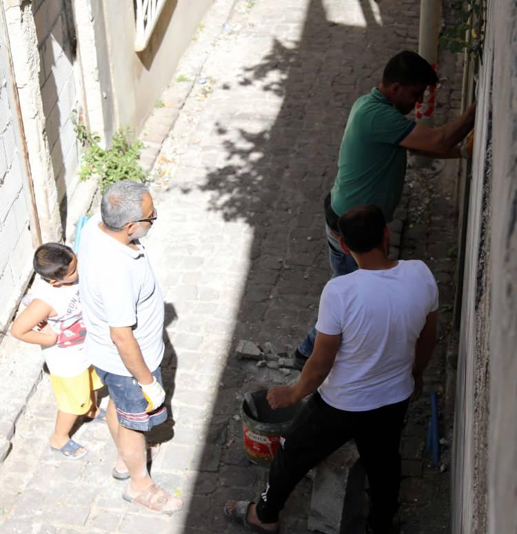 <p>Bey Mahallesi Mescit Sokak'ta evinin kapısının önüne briketten duvar örerek girişi kapatan Sultan Cafer, "Hırsızlıkların önüne geçemeyince böyle bir yönteme başvurdum" dedi.</p>

<p> </p>
