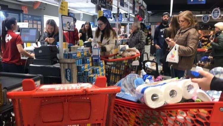 <p>Yasak ürünlerle ilgili hükümlerin son toplantıda değişebileceği belirtiliyor. Zincir marketlerin pazar günleri tamamen kapalı olmasıyla, saat 11.00’dan önce açılmaması konusundaki kararın da bu toplantıda verileceği ifade ediliyor.</p>
<p> </p>