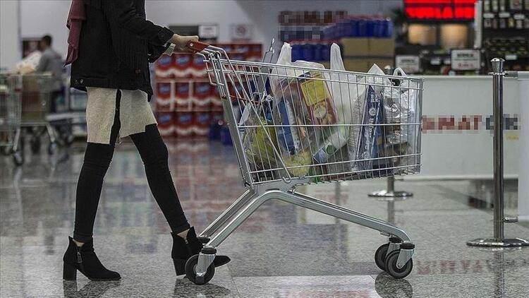 <p>Ayrıca, zincir marketlerle bakkal gibi küçük işletmeler arasında mesafenin 200 metre olarak uygulanması veya sadece nüfus kriteri konularak belli yerlerde açılmasının engellenmesi de başka bir tartışma konusu olarak değerlendiriliyor.</p>
<p> </p>