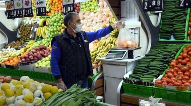 <p>İndirim marketlerin sektördeki payının, yüzde 76’ya kadar ulaştığı belirtiliyor. Şube sayısının 2025’e kadar 50 bine yaklaşması, zincir marketlerin pazar payının da böylece yüzde 80’in üzerine çıkması bekleniyor. Verilere göre, son yıllarda bakkalların sayısı 250 binden 150 binlere kadar geriledi.</p>
<p> </p>
