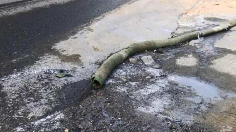 <p>10 Nisan'dan bu yana yaşanan su baskını nedeniyle sokaktaki pek çok iş yeri çalışmayı durdurdu. Atölyenin gideri olmadığı için atık suyu sokağa bıraktığı iddia edildi.</p>

<p> </p>
