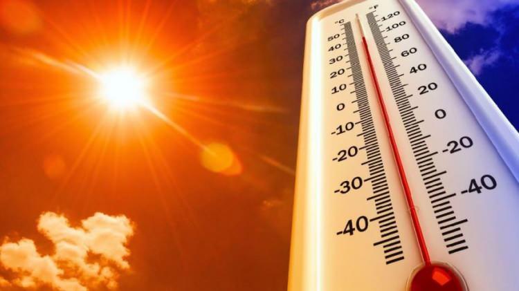 <p>İzmir'de yarın bu sıcaklığın 36 dereceye çıkması öngörülüyor. Sıcaklık haritasında mor renkle gösterilen Aydın'da ise 40 derece sıcaklık bekleniyor. Bunun en büyük nedeni de Kuzey Afrika'dan gelen sıcak hava dalgası...</p>

