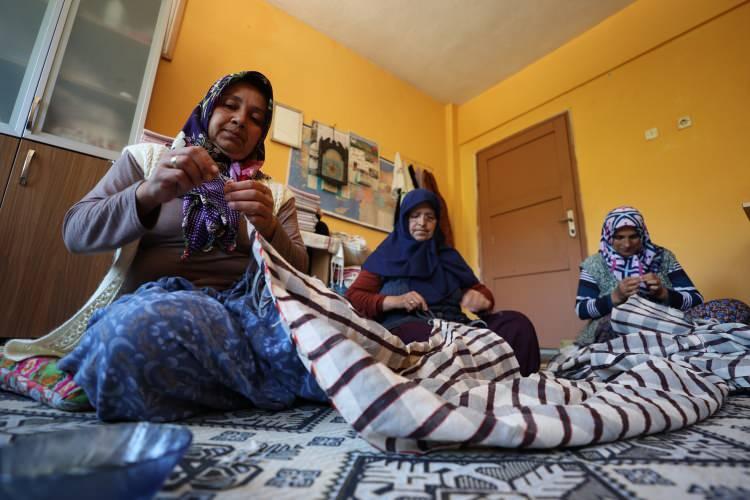 <p>Ayşe Aslan, şunları söyledi:</p>

<p>"Oğlum işitme engelli. Duymadığını 11 aylıkken fark ettik. O günler aklıma geldiğinde ağlayacağım geliyor. Hastaneye götürdük, işitme testi yapıldı. 'Çocuğun işitme kaybı var' dediler. Hastane tepeme yıkıldı. Şimdi 12 yaşına girdi, her pazartesi Bursa'ya eğitime gidip geliyor. İzmir'de ameliyatını yaptırdık. İmplant işitme cihazı takıldı. Çok şükür iyi. Şimdi okuluna, yurduna gidiyor. Topluma, hayata kavuşturduk onu. Oğlum şimdi kendi işini kendi görüyor. Arkadaşlarıyla iyi, mutlu. Kızım da liseye gidiyor. Eşimle çok mutluyuz, hem okul hem Kur'an kursundan arkadaşım hem hayat arkadaşım. Çok şükür iyiyiz, huzurluyuz, sağlıklıyız. Hayatta mücadele edeceksin. Çalıştıkça engeller aşılıyor. Kimse üzülmesin. İnsan, her şeyin üstesinden geliyor. Uğraştım, çalıştım, hayvan baktım, tarlaya, yevmiyeye, dokumaya gittim ama sırf oğlum, kızım için."</p>
