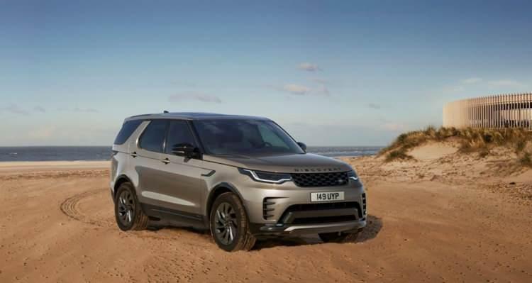 <p>Araç, Terrain Response teknolojisi ile her türlü sürüş koşuluna otomatik olarak uyum sağlıyor. Yeni “Wade Modu” ise derin su geçişi için gereken optimizasyonu yapıyor.</p>
