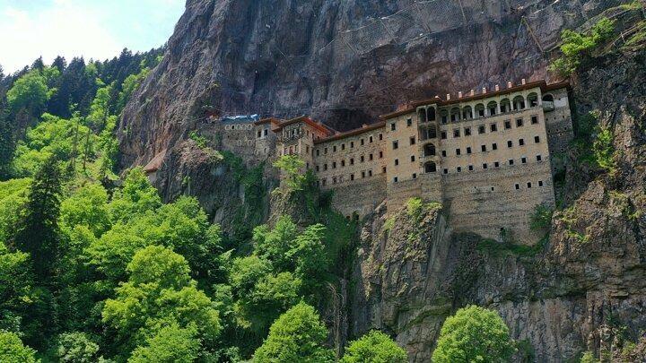 <p>Kültür ve Turizm Bakanlığınca yürütülen yaklaşık 50 milyon liralık restorasyonun birinci etabı kapsamında kaya ıslahı, dış avlu, çevre tanzim ve düzenleme çalışmalarının yapılarak, manastırın avluya kadar olan bölümünün 25 Mayıs 2019'da ziyarete açıldığını anımsatan Asan, ikinci etaba da 6 Mart 2019'da yer teslimiyle birlikte hızlı şekilde başlandığını aktardı.</p>
