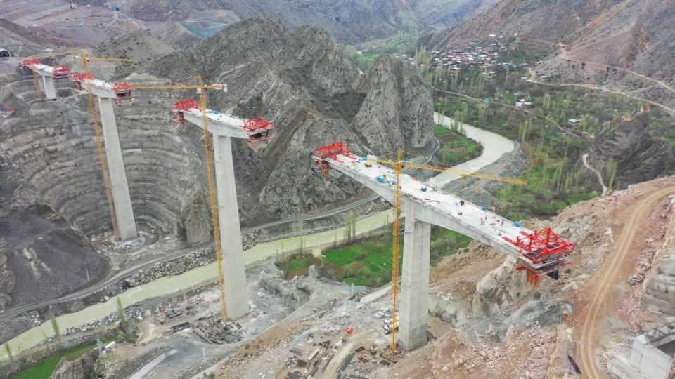 <p>Çoruh Nehri üzerinde 275 metre gövde yüksekliği ile Türkiye’nin en yüksek, dünyanın ise 'çift eğrilikli ince kemer baraj tipi' kategorisinde 3’üncü en yüksek barajı olacak Yusufeli Barajı’nın son metreküp betonunun dökülmesinin ardından son düzenlemeler yapılıyor.</p>
<p> </p>