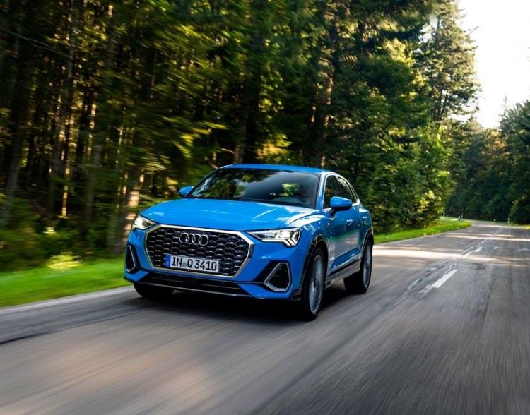 <p><strong>YENİ AUDİ Q3 TÜRKİYE’DE</strong></p>
<p>Audi’nin çok yönlü SUV’u Yeni Audi Q3 Türkiye’de satışa sunuldu. Audi’nin en üst modellerinde görülen performans, konfor, dijital işletim sistemi ve kapsamlı bilgi-eğlence sistemleri gibi bir dizi üstün özelliği bir arada sunan Yeni Q3, 35 TFSI motor seçeneğiyle satışta.</p>