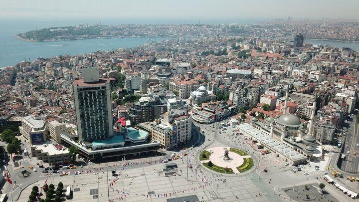 <p>Taksim Meydanı'nda yapımına 4 yıl önce başlanan cami bu cuma ibadete açılıyor. Açılışa Cumhurbaşkanı Recep Tayyip Erdoğan'ın da katılması bekleniyor.</p>

