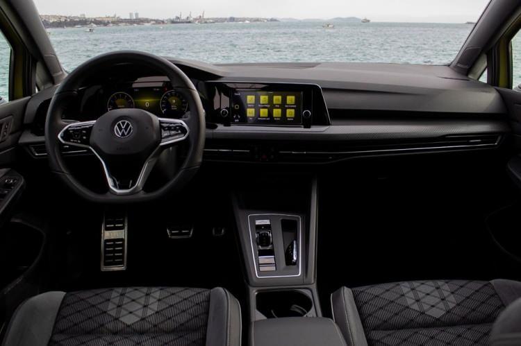 <p>YENİ DİJİTAL KOKPİT VE MOBİLİTE</p>

<p>Yeni Golf’te standart olarak sunulan Dijital Kokpit'te 10 inçlik dijital gösterge paneli “Active Info Display” ve 8,25 inçlik Bilgi & Eğlence Sistemi dikkat çekiyor.  Bunların yanı sıra far grubu, klima ve radyo ayarları tamamen dokunmatik özelliğe sahip “touch button”lar ve “touch slider”larla yapılabiliyor. </p>
