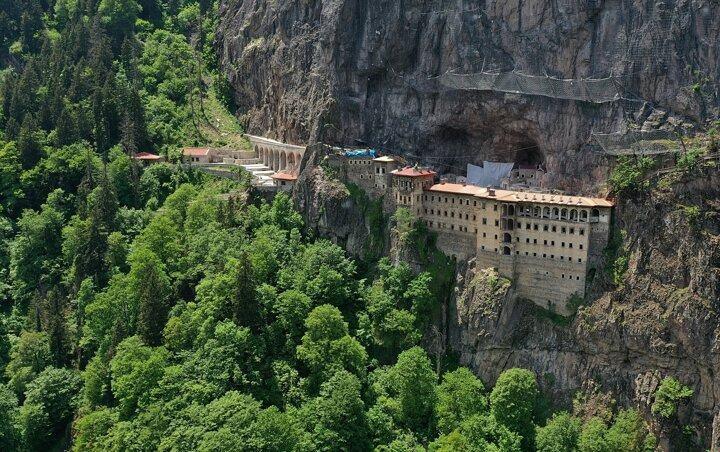 <p>"Sümela Manastırı'ndaki restorasyon çalışmalarında 5 mühendis, 30 endüstriyel dağcı, 35 teknik eleman olmak üzere 70 civarında personel çalışıyor. Amacımız en kısa zamanda çalışmaları tamamlayarak manastırı ziyarete açmak." diyen Asan, şu ana kadar yüzde 80'i tamamlanan çalışmaların yoğun şekilde devam ettiğini kaydetti. Asan, "Sümela Manastırı, Bakanlığımızın vizyon projelerinden biri. Amacımız şehrimize, bölgemize, ülkemize kalıcı bir eser bırakmak. Çünkü böyle bir eseri yaşatmak, onu yapmak kadar zordur. Bakanlık olarak bu zorluğu başarmaya çalışıyoruz." ifadelerini kullandı.</p>
