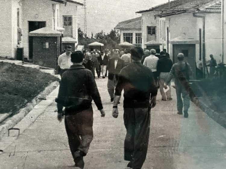 <p>Taşdelen, Yassıada'da kendisinden önce görev yapan bir yedek subayın, çektiği fotoğrafları bir gazeteye verdiğini daha sonra yakalandığını, ordudan ihraç edildiğini ve hapis yattığını anımsattı.</p>

<p> </p>
