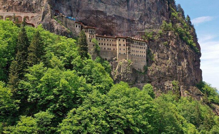 <p>UNESCO Dünya Kültür Miras Geçici Listesi'nde yer alan Türkiye'nin önemli inanç turizmi merkezlerinden Sümela Manastırı'ndaki restorasyonun yüzde 80'i tamamlandı.</p>

<p> </p>
