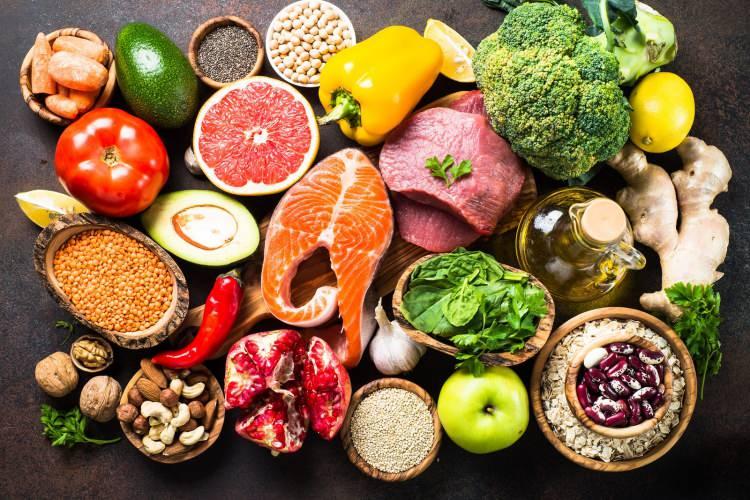 <p><span style="color:#800080"><strong>Sağlıklı yaşamın sırlarından biri de vitamin ve mineral değerleri yüksek olan besinlerden geçiyor. Dünya Sağlık Örgütünün bile tüketilmesinde fayda olduğunu söylediği besinlerden bazıları fazla tüketildiğinde fayda yerine zarara neden olur. Özellikle son yıllarsa diyet listelerinde popüler haline gelmiş bu besinlerin insan sağlığını tamamen alt üst ediyor. Örneğin yeşil çay en çok tavsiye edilen besinlerden biridir. Ancak yeşil çay sadece antioksidan değil aynı zamanda kafein de içerir. Gün içinde fazla tüketildiğinde kafein oranını yükseltir. Sağlıklı olan bazı besinler fazla tüketildiğinde nasıl zararlar verir?</strong></span></p>
