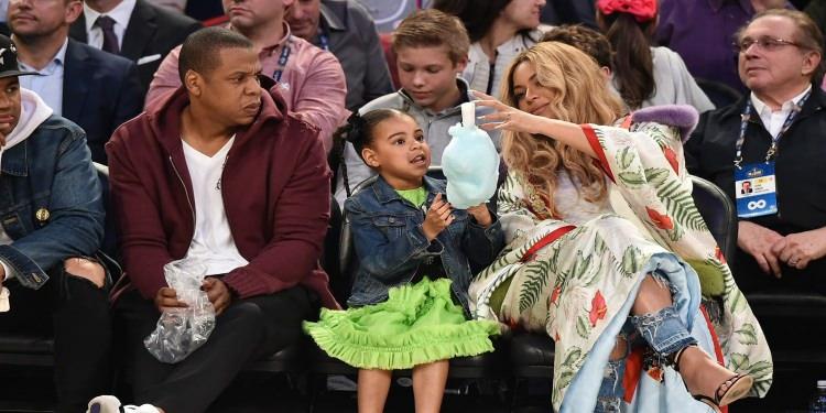 <p>Rolls-Royse Boat Tail d&uuml;nyanın en pahalı arabası olarak &uuml;retildi. Anında alıcı bulan araba ve sahibi g&uuml;ndemden sır gibi saklandı. Ancak bazı kaynaklara g&ouml;re arabanın yeni sahipleri d&uuml;nyaca &uuml;nl&uuml; şarkıcı Beyonce ve rap&ccedil;i eşi Jay Z olduğu &ouml;ne s&uuml;r&uuml;ld&uuml;.&nbsp;</p>
