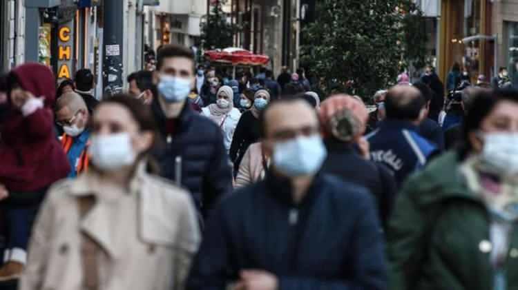 <p>Vatandaşların aşılansa da tedbiri elden bırakmamalarına dikkati çeken Prof. Dr. Ertuğrul, haftalık açıklanan 100 binde olgu oranlarının önemli olduğunu vurgulayarak, "Salgını kontrol altına almış olmamız için açıklanan bu haritalarda 100 binde 10'un altına Türkiye ortalaması olarak düşmüş olmamız gerekiyor" dedi.</p>
