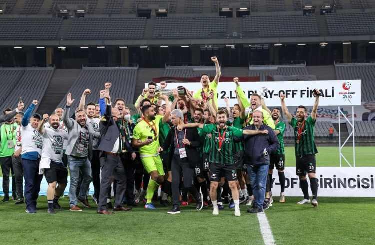 <p>Kocaelispor taraftarları, takımlarının Misli.com 2. Lig play-off finalinde Sakaryaspor'u 4-0 yenerek TFF Lig'e yükselmesini kutladı.</p>

<p> </p>
