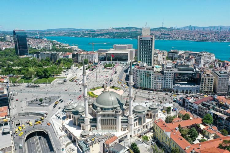 <p>Cami, hemen yanında yer alan Aya Triada Rum Ortodoks Kilisesi ve Taksim Maksemiyle de Taksim Meydanı'nda ayrı bir bütünlük oluşturdu.</p>
<p> </p>