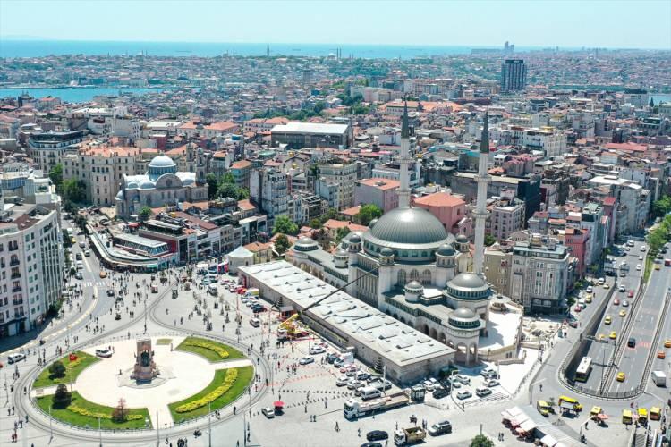 <p>Her bir bölümü en ince ayrıntısına kadar düşünülen camide otopark, sergi alanı, konferans salonu aş evi ve Dijital İslam Kütüphanesi de yer alıyor.</p>
<p> </p>