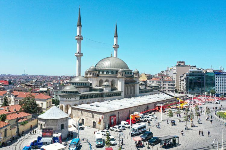 <p><strong>- Minarelerin yüksekliği 61 metre</strong></p>
<p>2 bin 482 metrekare arsa üzerine yaklaşık 16 bin 500 metrekare inşaat alanına sahip caminin inşaatı top-down inşaat yöntemiyle yapıldı.</p>
<p> </p>