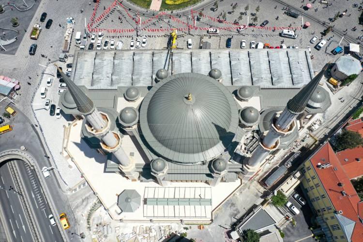 <p>Caminin zemin üstü yüksekliği yaklaşık 21 metre. Çapı 28 metre olan ana kubbenin yüksekliği ise 9 metre.</p>
<p> </p>