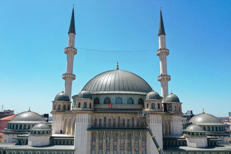 <p><strong>- Kubbe göbek yazısını Fatiha süslüyor</strong></p>
<p>Caminin hat yazıları Hattat Davut Bektaş ve Nakkaş Adem Turan'a ait.</p>
<p> </p>