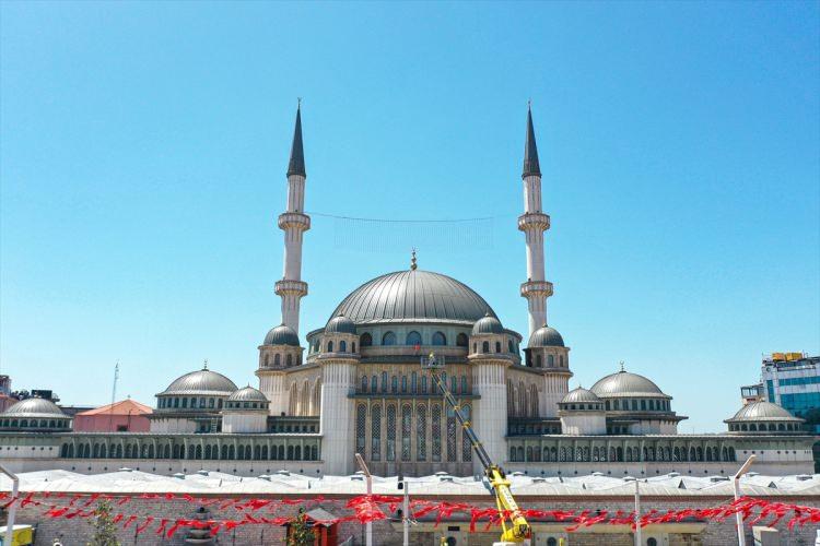 <p>Ana mekan kubbe göbek yazısında Fatiha, ana mekan kubbe kasnağında Al‐i İmran suresi, ana mekan orta kuşak yazısında Bakara suresinin 285 ve 286. ayetleri ile Haşr suresinin 20-24. ayetleri yer alıyor.</p>
<p> </p>