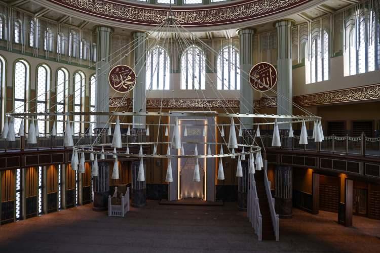 <p>Caminin iç alanına 6 hat levha bulunuyor. Hat levhalarında Allah, Muhammed, Ebubekir, Ömer, Osman, Ali isimleri yazıyor.</p>
<p> </p>