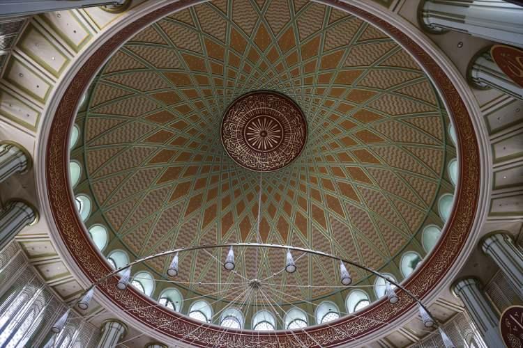 <p> Alt bölümüne ise Cin suresinin 18. ayetinin "Şüphesiz, mescitler yalnız Allah'ındır. Allah ile beraber hiçbir kimseye yalvarmayınız." şeklindeki Türkçe meali yazıldı.</p>
<p> </p>